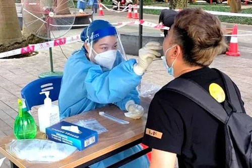 筑牢邕城健康屏障——我院派出医护人员支援南宁市核酸采样工作 