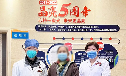 险些失明？！信任驱散阴霾，患者赠锦旗表心意！ 