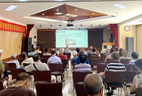 不惧白内障 “睛”彩有保障——广西医大晶亮眼科医院眼健康服务走进广西老年大学 