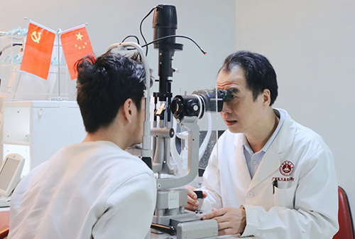 从模糊到清晰：一对夫妻的摘镜之旅揭示高职称医生的关键作用 