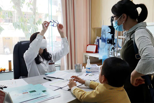 “视”不宜迟！广西晶亮眼科张伟敏医生：寒假防近视，早干预早安心