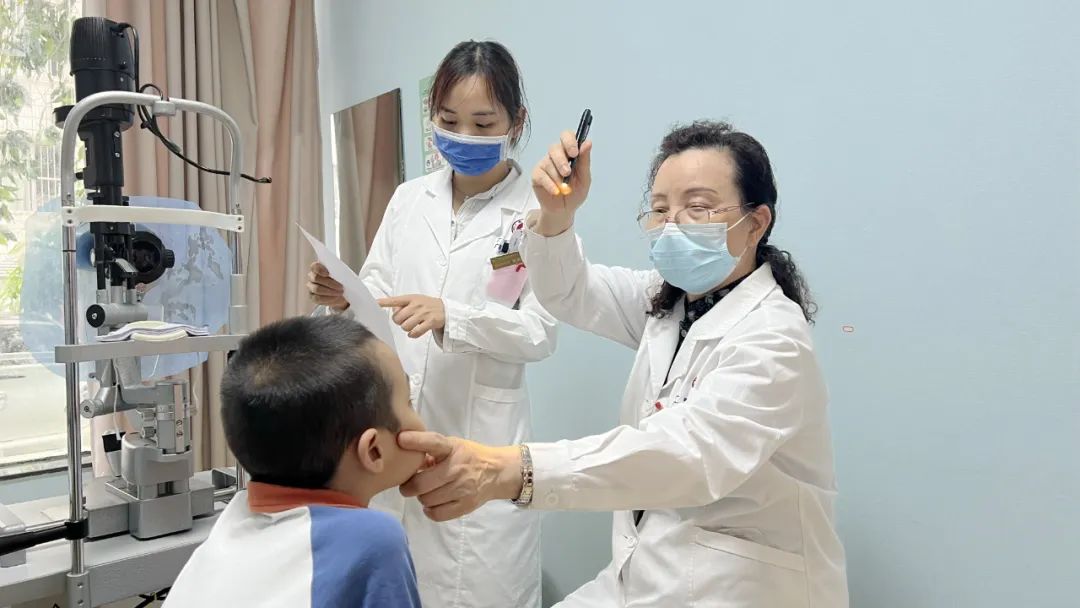 两个月近视疯涨100度？开学前一定要带孩子做视力检查