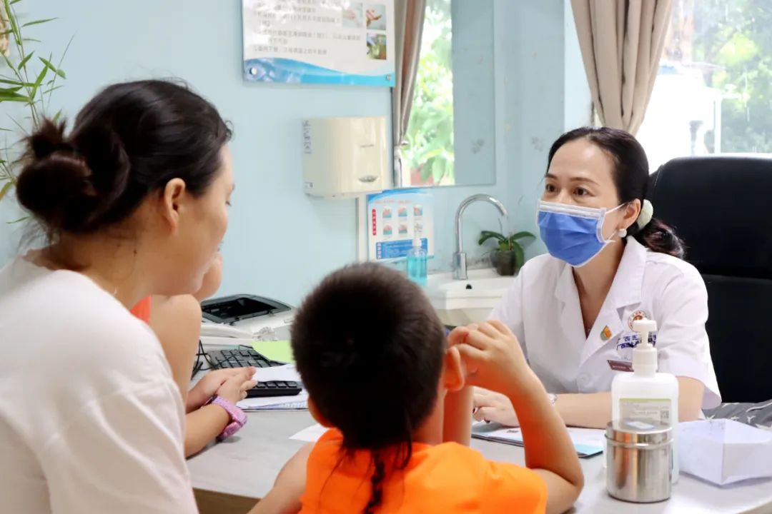 开学后孩子看不清黑板？度数低该不该戴眼镜…很多家长纠结这些问题