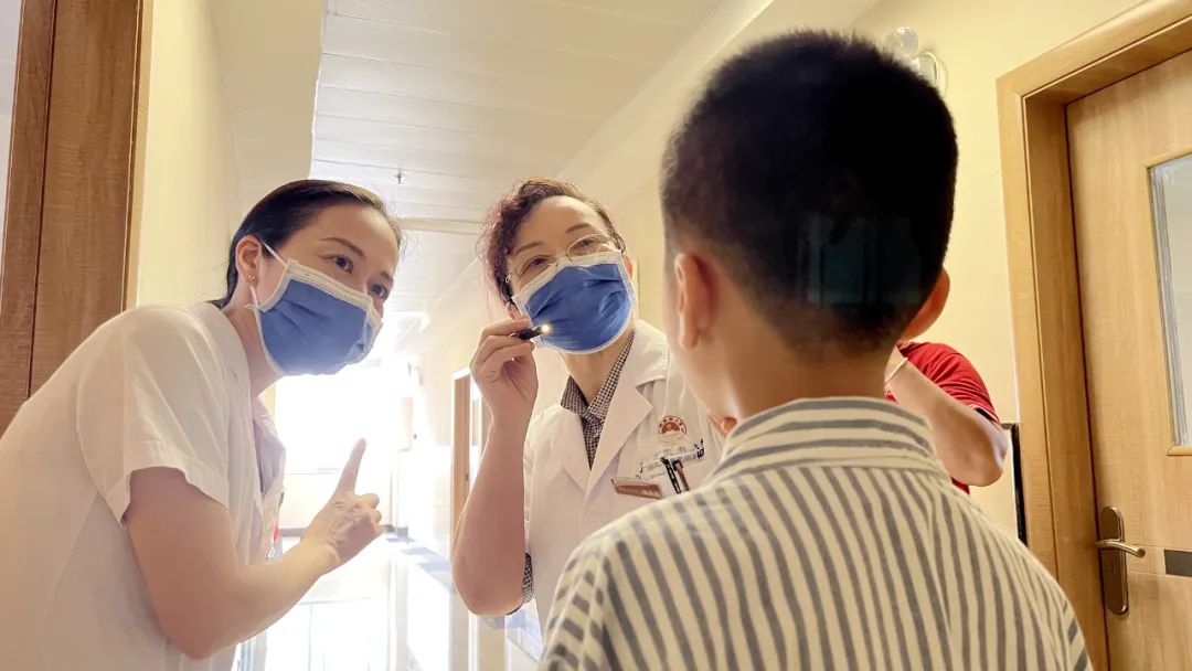 “在学校里，好多同学都在笑我......”