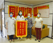 【精心医护 胜似亲人】年近八旬白内障患者送锦旗致谢光明使者